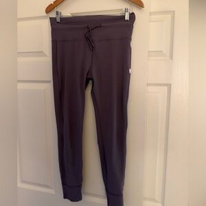 Vuori Dark Pink Leggings. Size M . NWT.